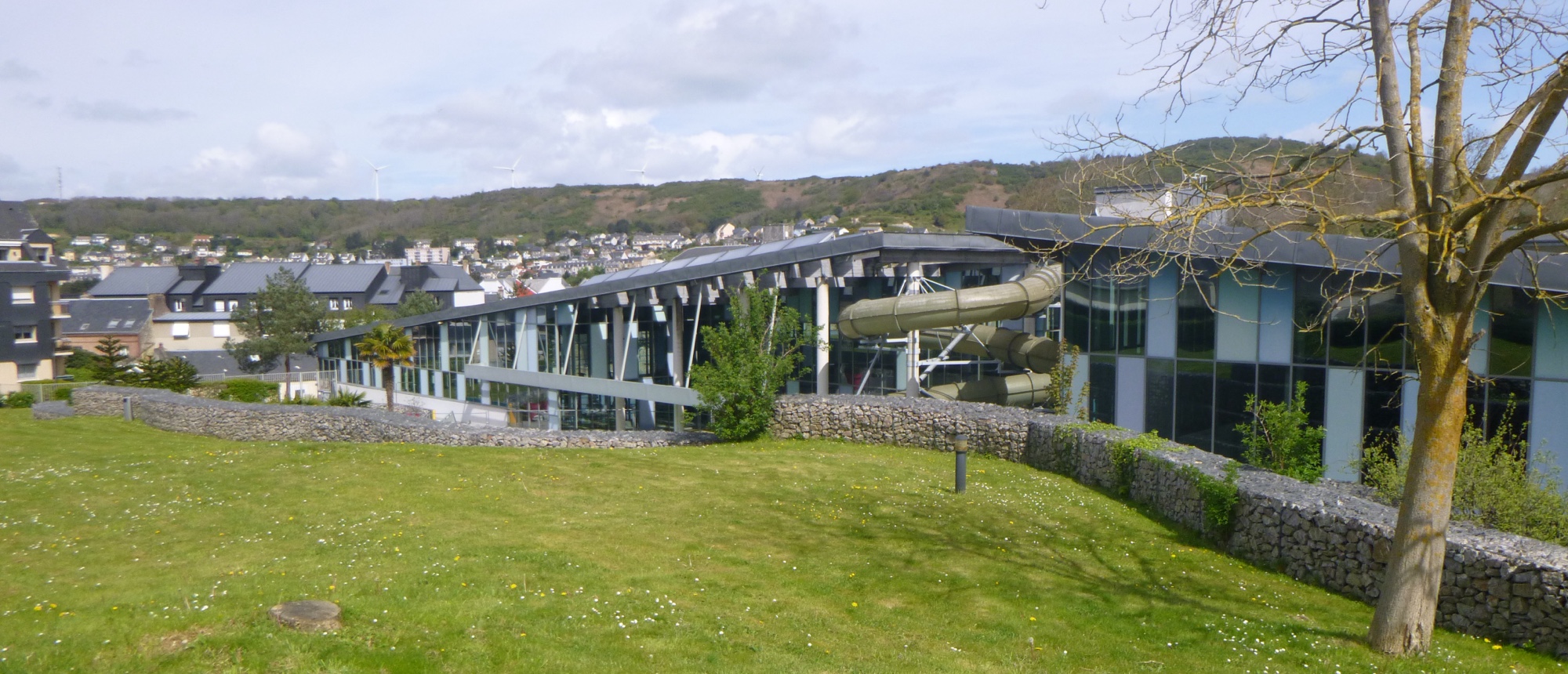 Instrumentation, suivi et analyse des désordres d&rsquo;un centre aquatique